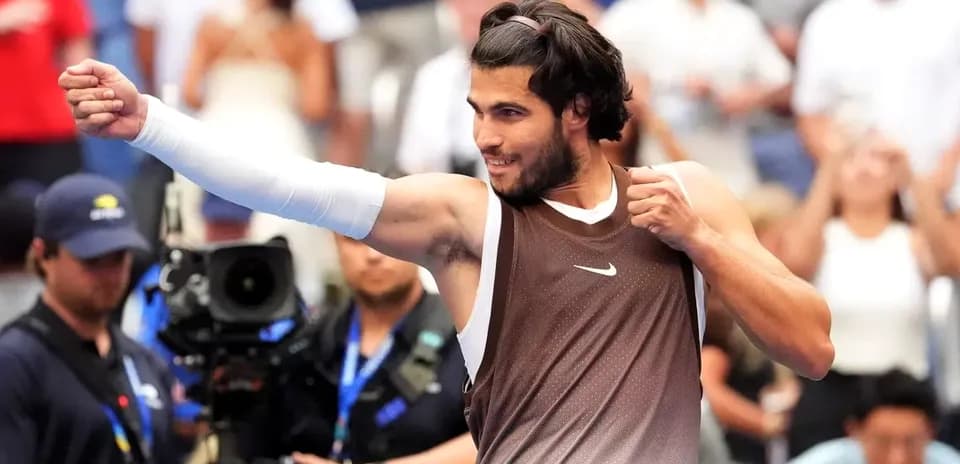 Jugador celebrando victoria en un torneo de tenis