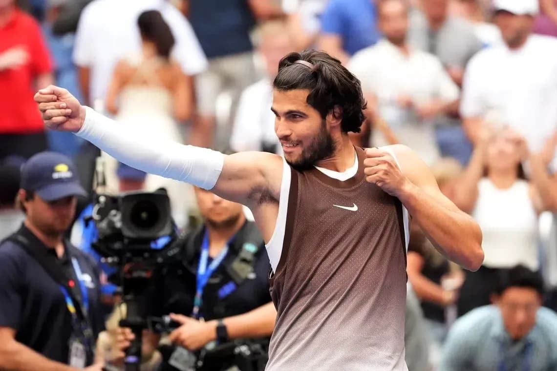 Jugador celebrando victoria en un torneo de tenis