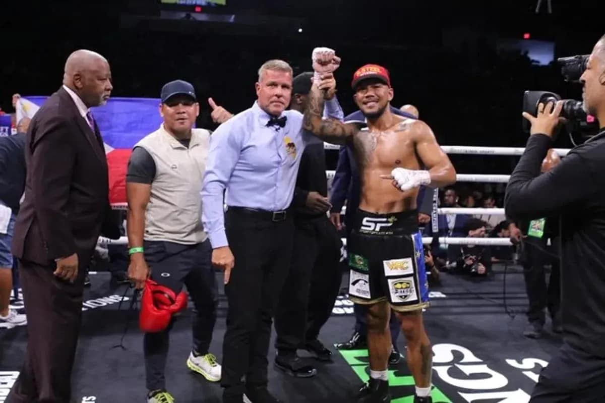 Boxeador levantando el puño tras la victoria