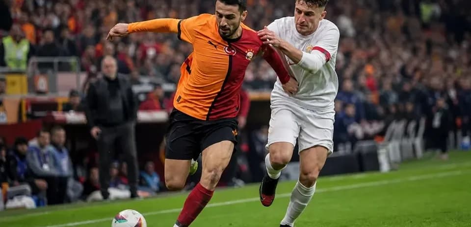 Jugador de Galatasaray driblando mientras es marcado