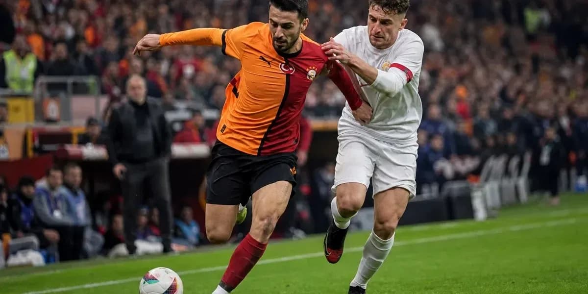 Jugador de Galatasaray driblando mientras es marcado