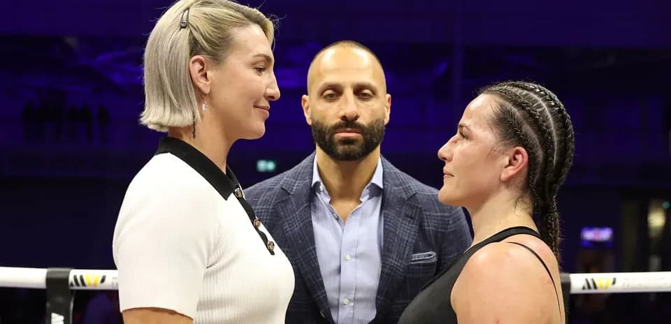 Dos boxeadoras cara a cara en la ceremonia de pesaje