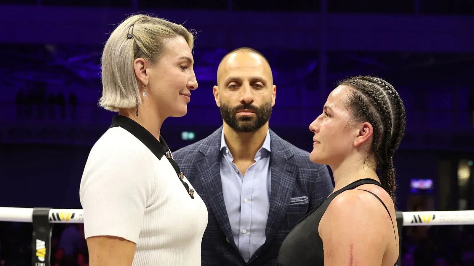 Dos boxeadoras cara a cara en la ceremonia de pesaje