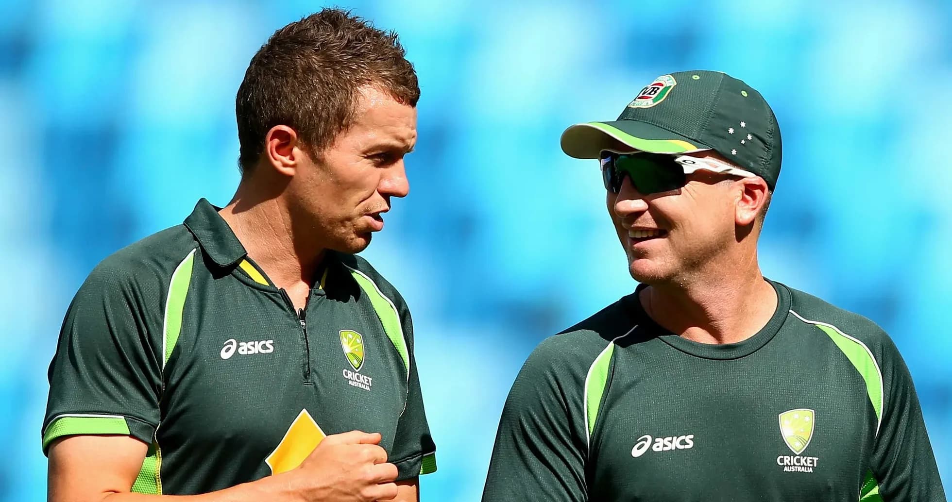 Dos jugadores de cricket conversando en entrenamiento