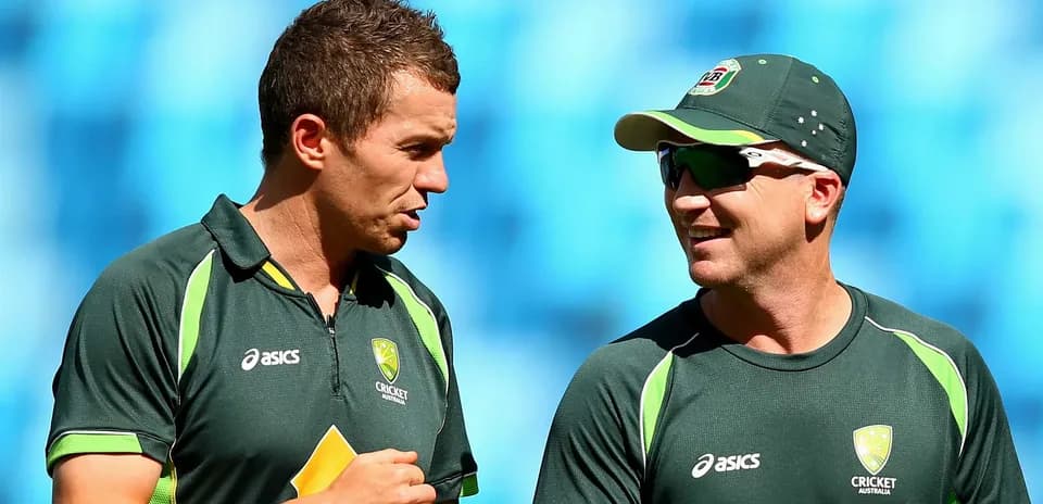 Dos jugadores de cricket conversando en entrenamiento