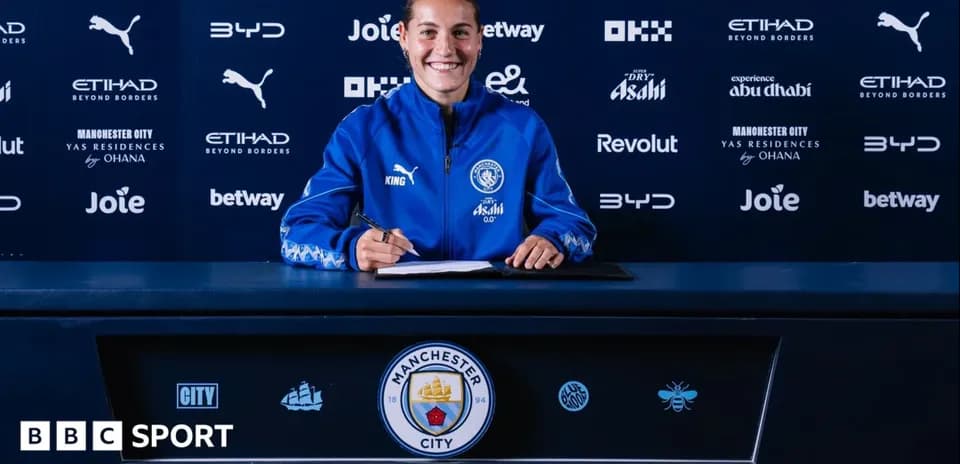 Jugadora firmando contrato en rueda de prensa