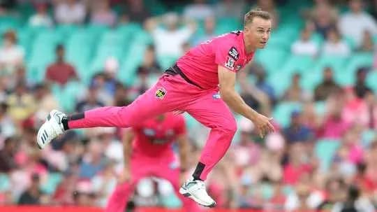 Jugador lanzando en partido de cricket en Sydney