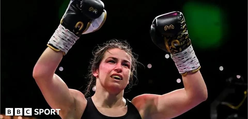 Boxeadora levantando los brazos tras victoria