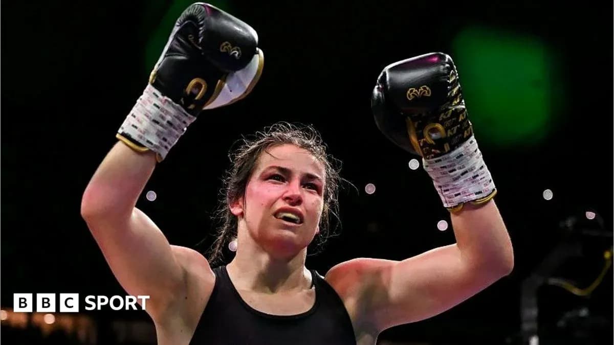 Boxeadora levantando los brazos tras victoria