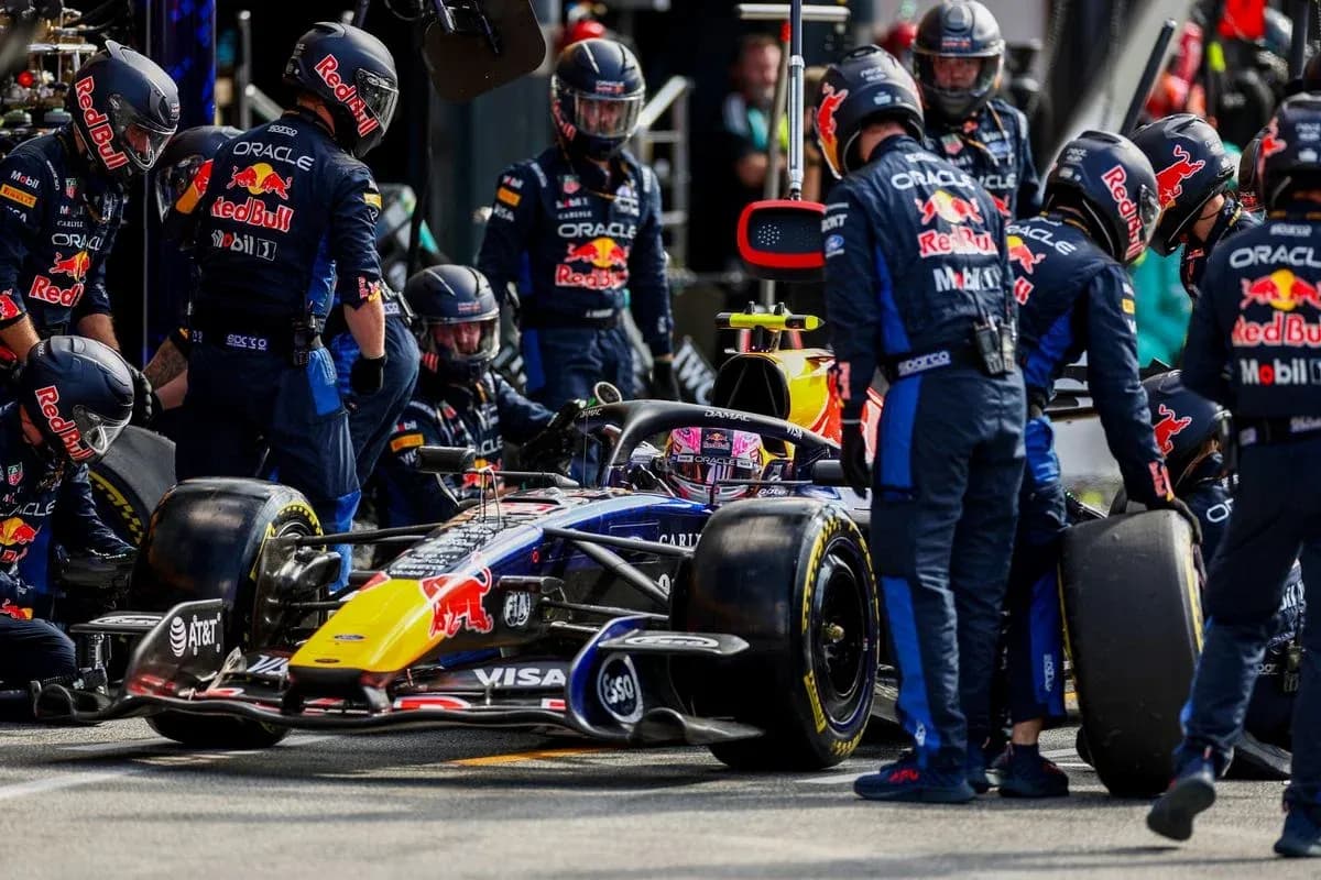 Equipo de Red Bull realizando una parada en boxes