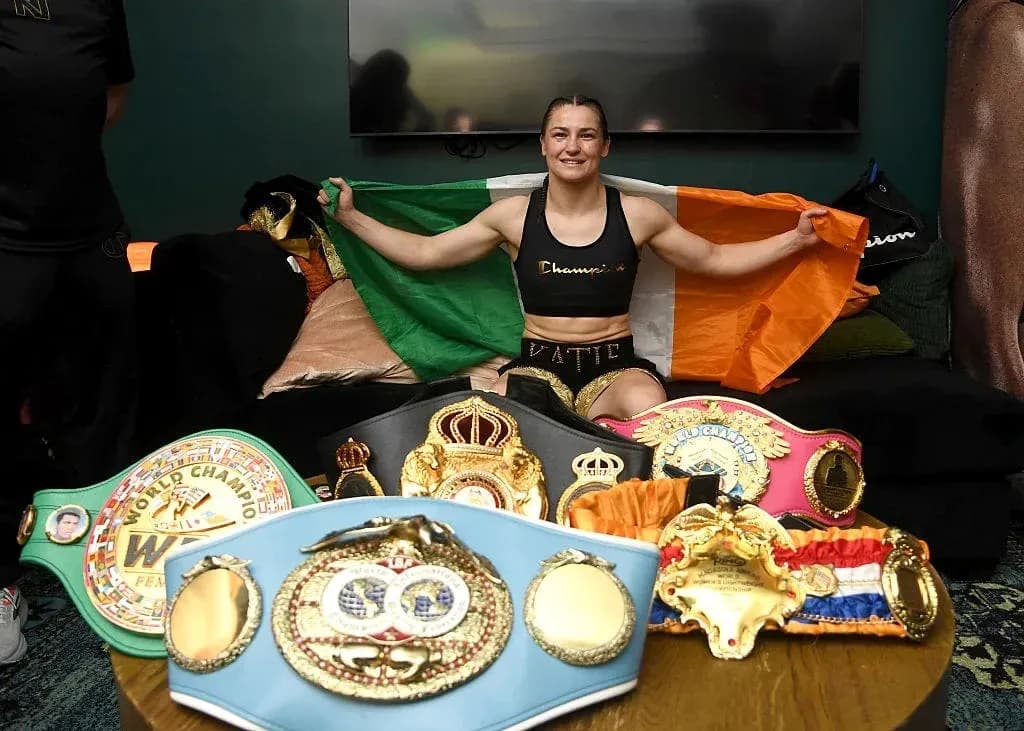 Boxeadora mostrando bandera irlandesa con cinturones