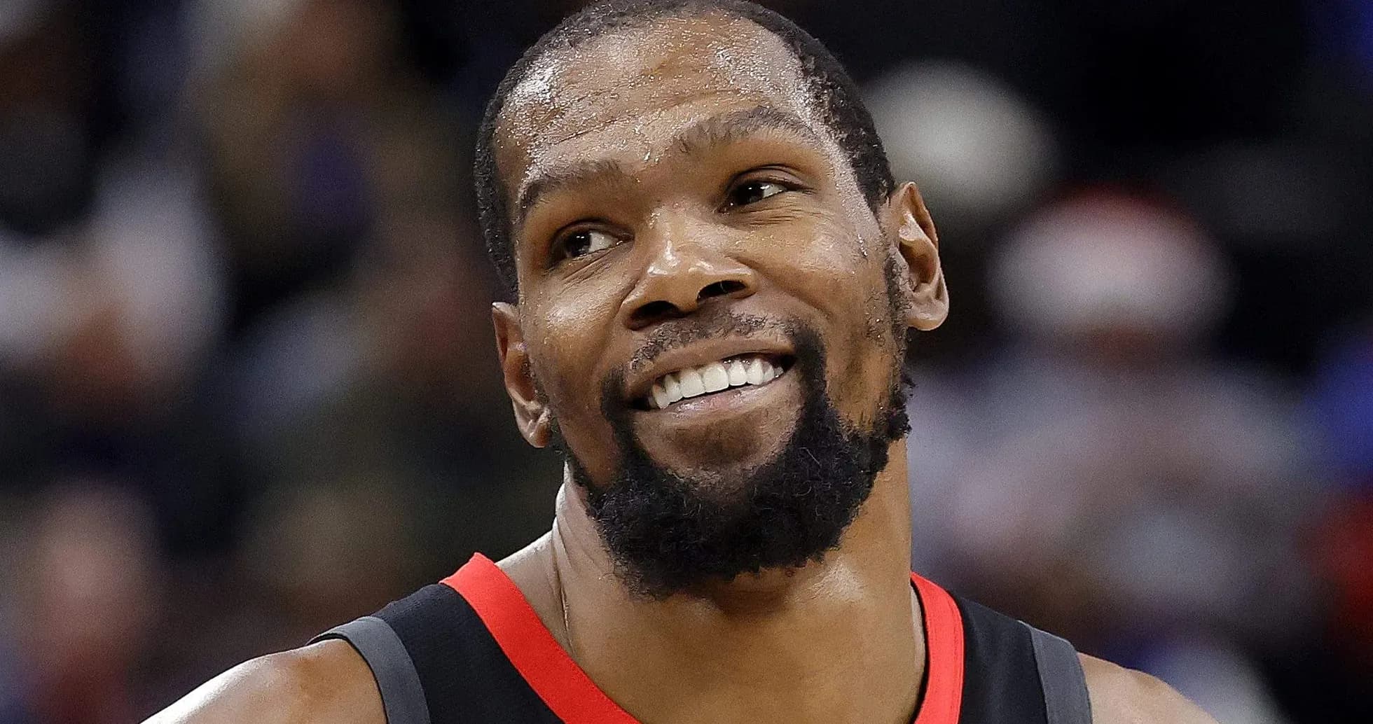 Kevin Durant sonriendo durante un partido de baloncesto