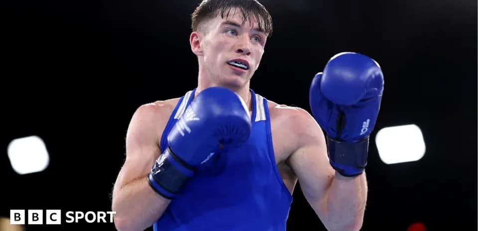 Boxeador en el ring con guantes azules