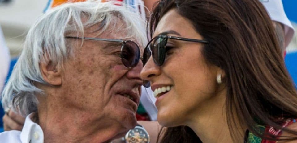 Pareja sonriendo y mirándose en evento deportivo