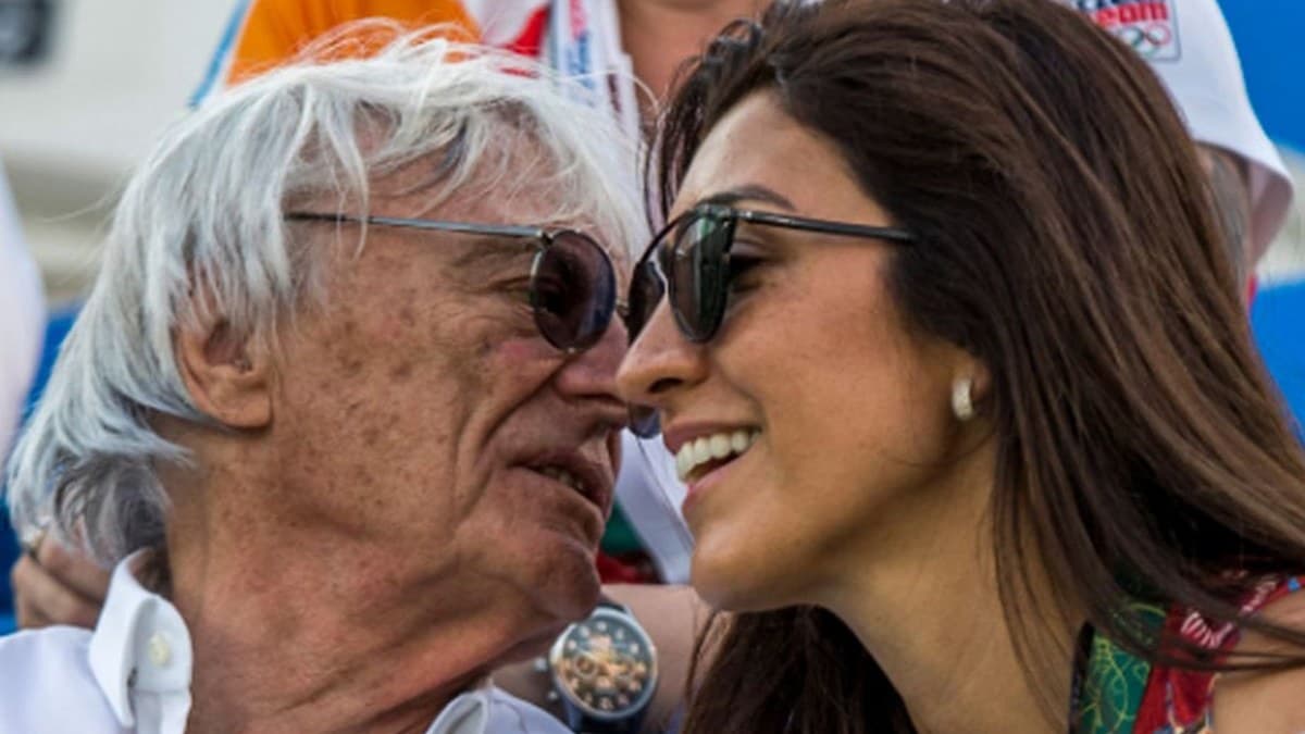 Pareja sonriendo y mirándose en evento deportivo