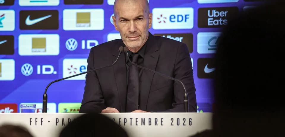 Entrenador en rueda de prensa con fondo de patrocinadores
