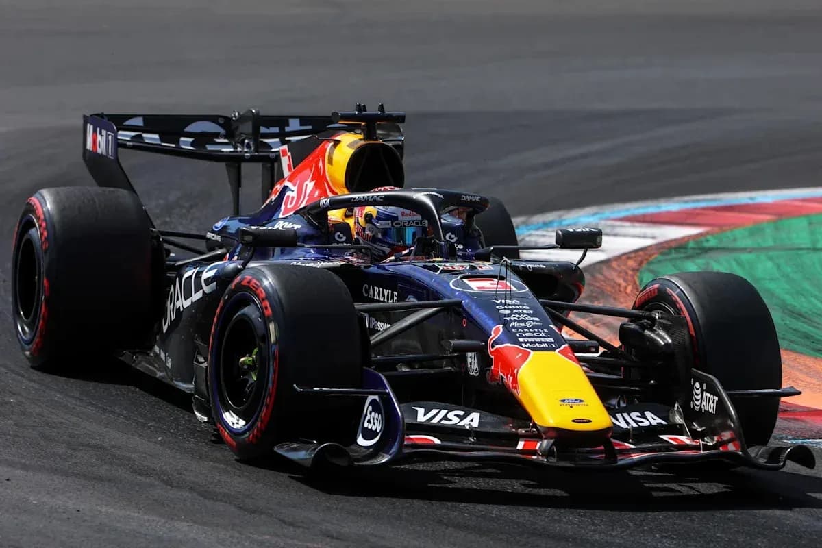 Coche de Fórmula 1 de Red Bull en la pista