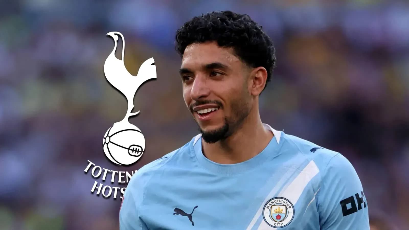 Jugador sonriendo con camiseta de Manchester City