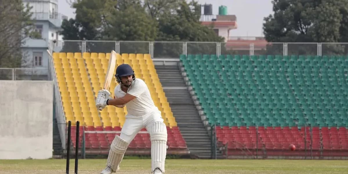 Jugador de cricket golpeando la pelota en el campo