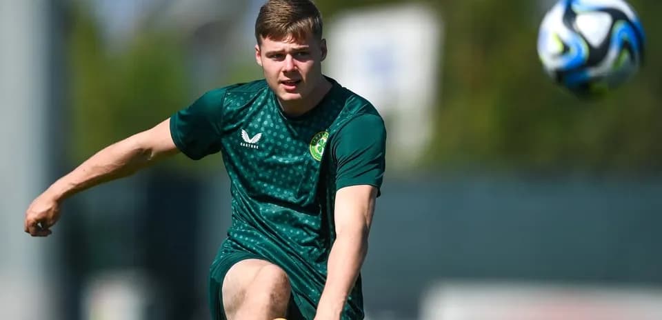 Jugador entrenando, pateando un balón de fútbol