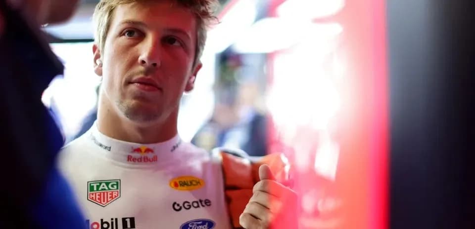 Piloto en el garaje preparándose para la carrera