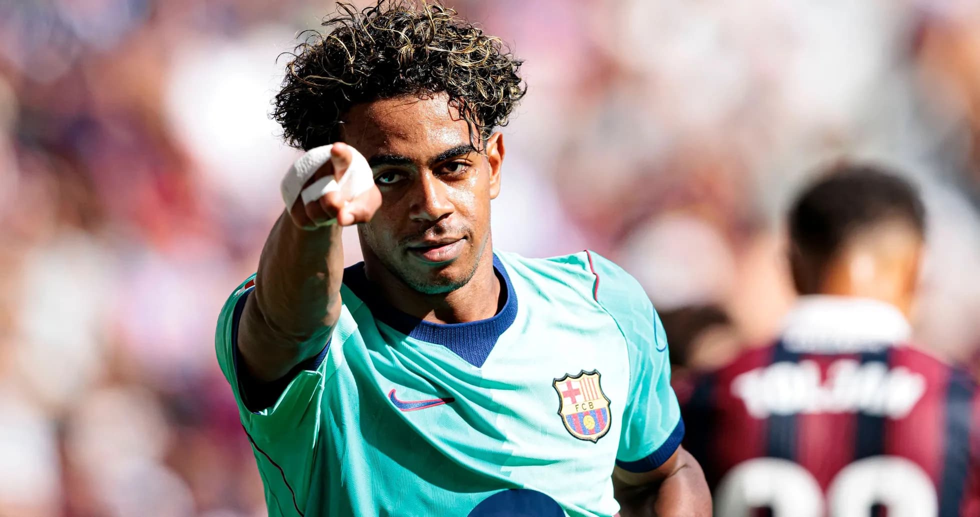 Jugador del Barcelona señalando hacia la cámara
