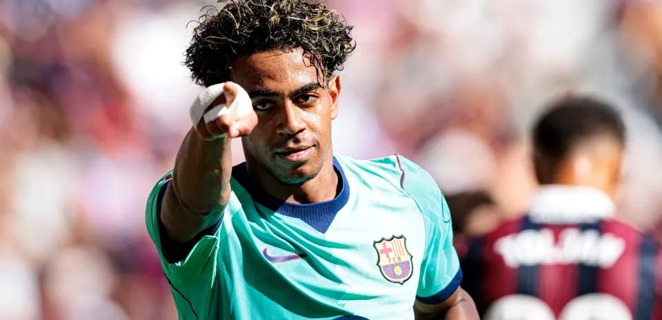 Jugador del Barcelona señalando hacia la cámara