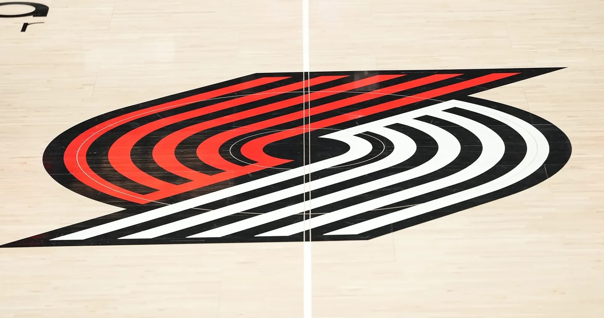 Logo de los Portland Trail Blazers en la cancha