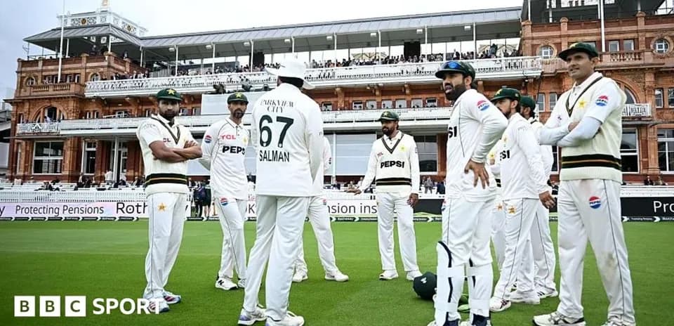 Jugadores de cricket de Pakistán en el campo