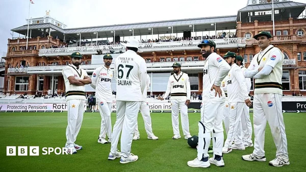 Jugadores de cricket de Pakistán en el campo