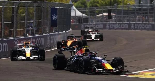 Varios coches de Fórmula 1 compitiendo en circuito