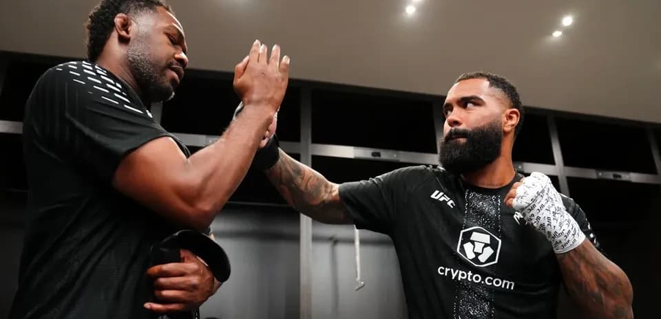 Dos luchadores en vestuario antes de combate