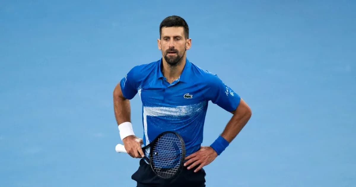 Jugador de tenis en la cancha con raqueta