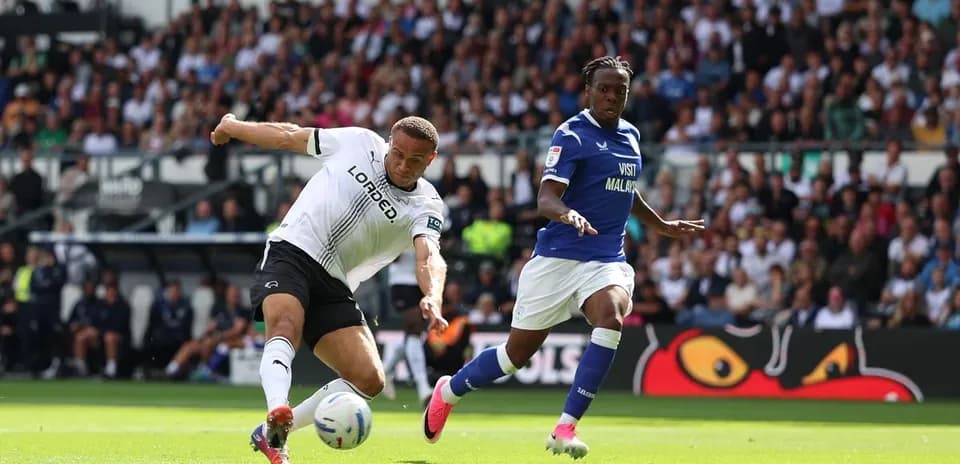 Jugador de Derby County intenta despejar el balón