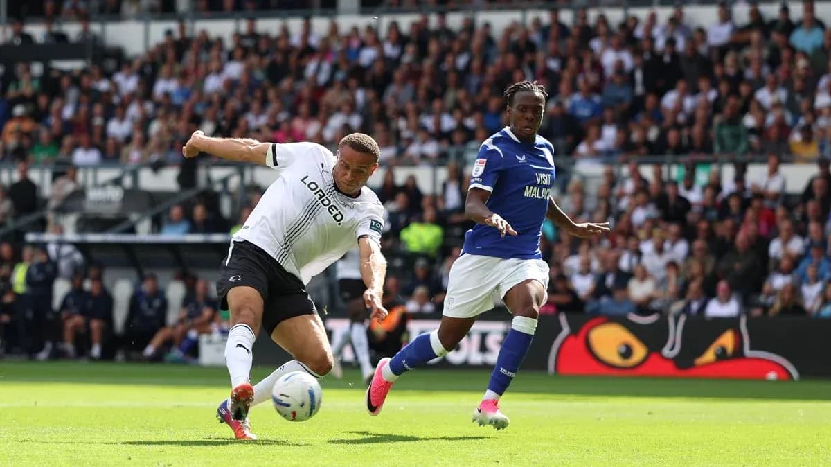 Jugador de Derby County intenta despejar el balón