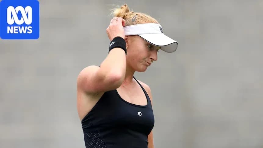 Jugadora de tenis con gorra, mirando hacia abajo