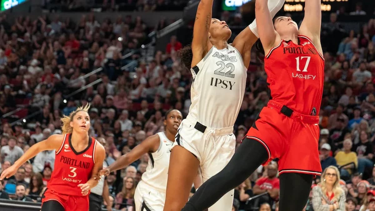 Jugadora lanzando a canasta en partido de baloncesto