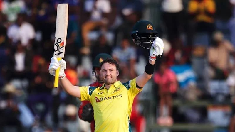 Jugador de cricket australiano celebrando un medio siglo