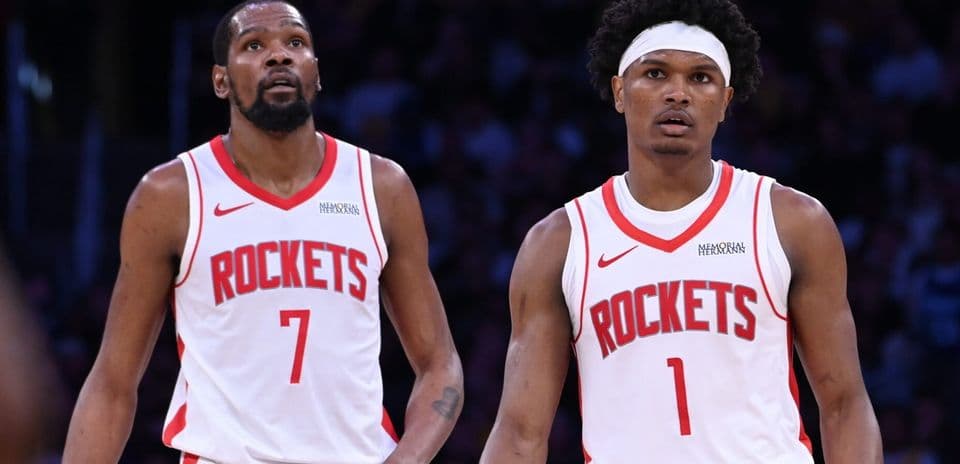 Jugadores de los Rockets en la cancha durante un partido