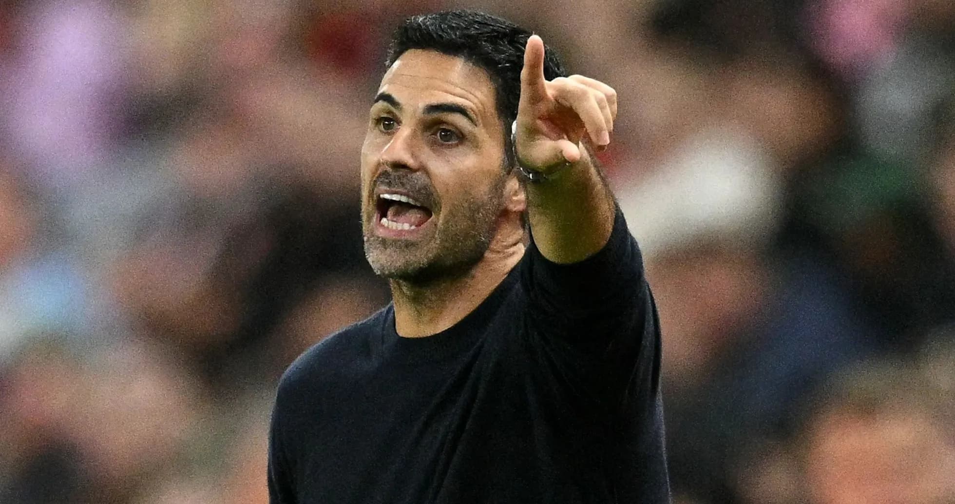 Entrenador dando instrucciones durante el partido