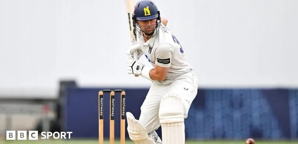 Bateador preparando un golpe en partido de cricket