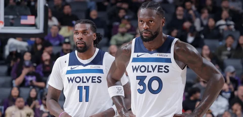 Dos jugadores de los Timberwolves en la cancha