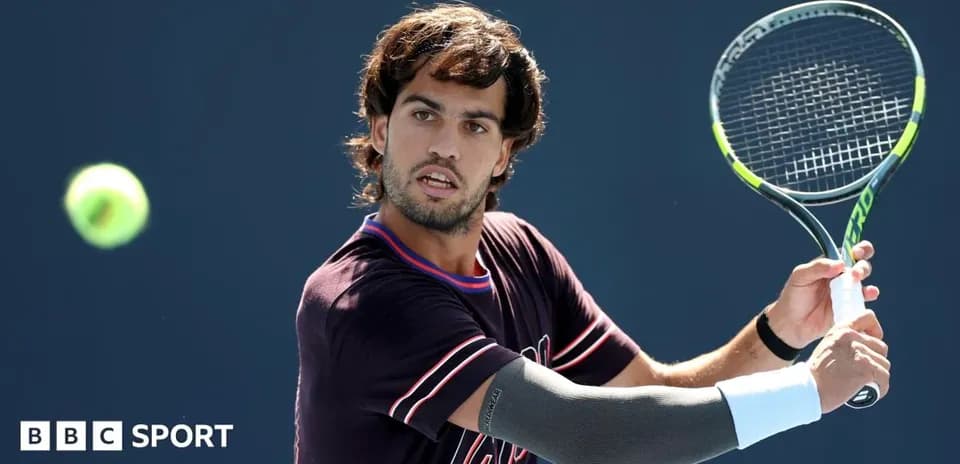 Jugador de tenis golpeando una pelota en la cancha