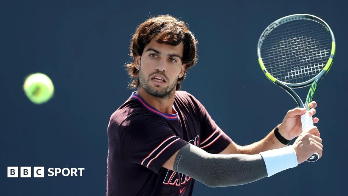 Jugador de tenis golpeando una pelota en la cancha