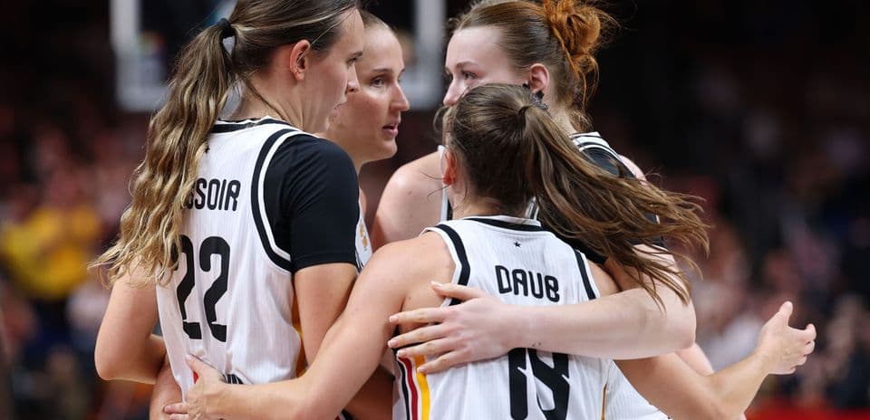 Jugadoras celebrando en un partido de baloncesto