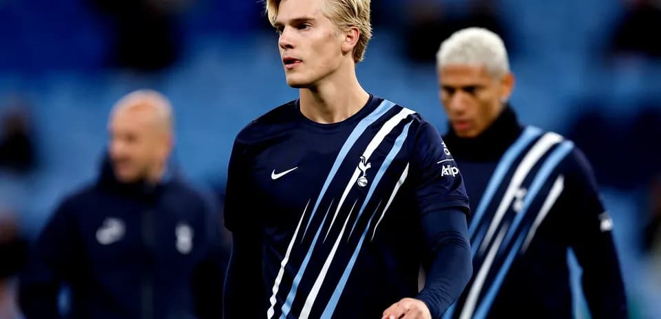 Jugador de Tottenham caminando en el campo de juego