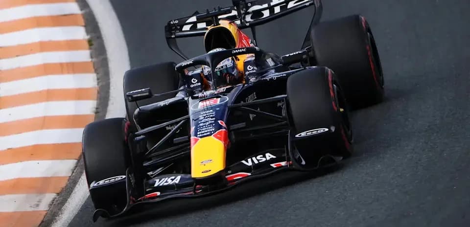 Auto de Fórmula 1 tomando una curva en la pista