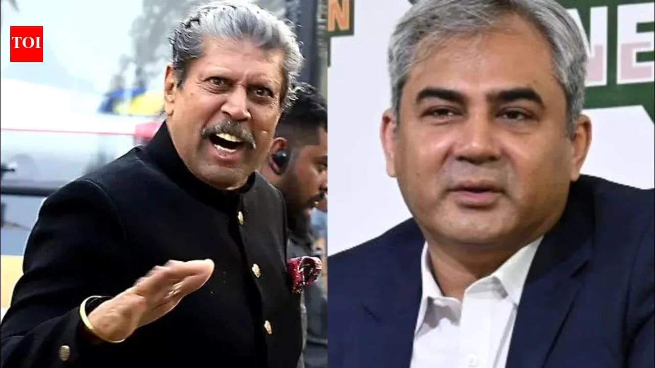 Dos hombres en un evento, uno gesticulando