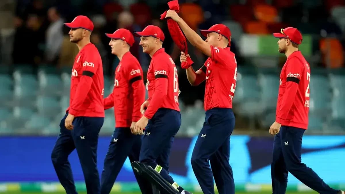 Jugadores de cricket de Inglaterra caminando juntos