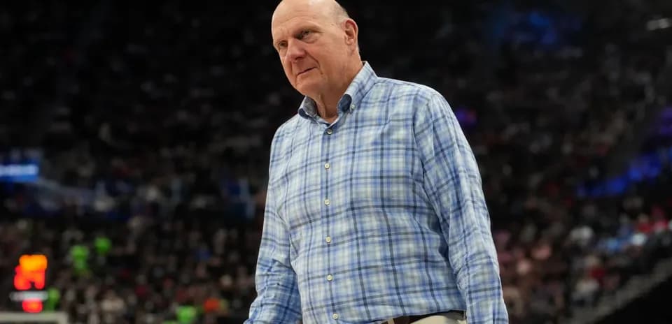 Hombre con camisa de cuadros en cancha de baloncesto